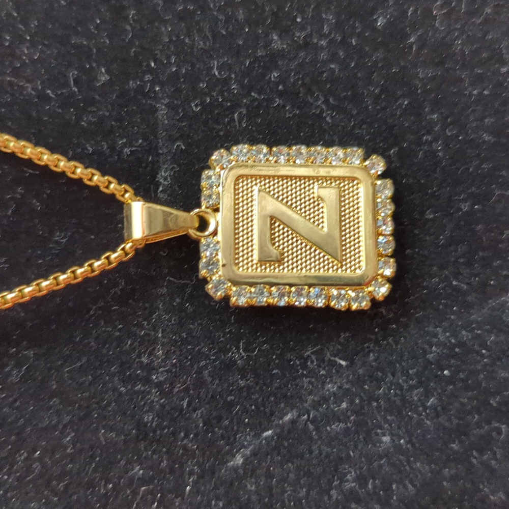NWOT (265) Gold toned Necklace with Initial "Z" Pendant - costume jewelry